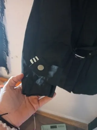 Gabardina negra con cinturón