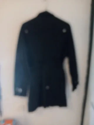 Gabardina negra con cinturón