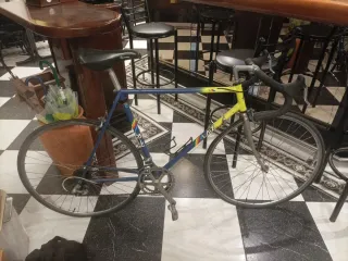 Bicicleta de carretera azul y amarilla