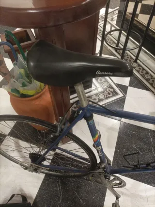 Bicicleta de carretera azul y amarilla