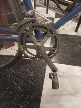 Bicicleta de carretera azul y amarilla