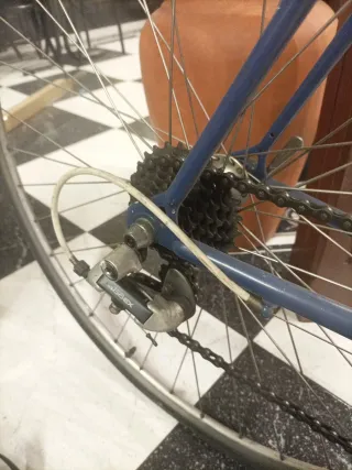 Bicicleta de carretera azul y amarilla