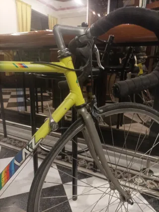 Bicicleta de carretera azul y amarilla