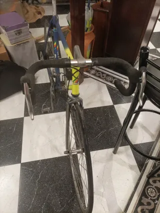 Bicicleta de carretera azul y amarilla