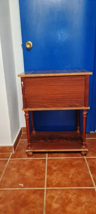 Mesa auxiliar antigua