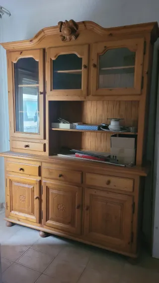 Mueble de salón de madera con vitrina