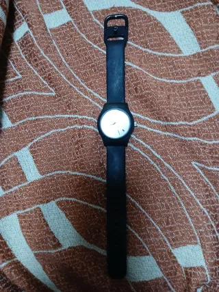 Reloj analógico negro, 1 mes de uso