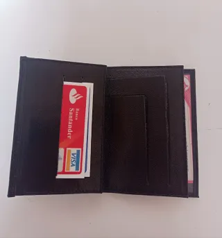 Cartera de piel negra