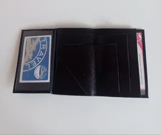 Cartera de piel negra