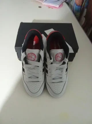 Zapatillas Adidas Rapid Court Low J Gris/Rojo Tall