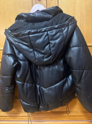 Cazadora efecto piel Bershka negra