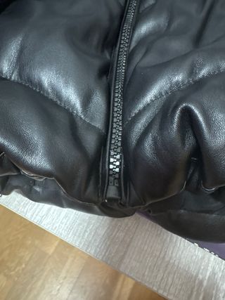 Cazadora efecto piel Bershka negra