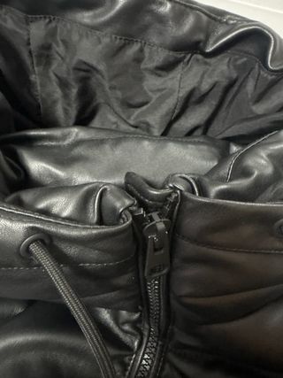 Cazadora efecto piel Bershka negra