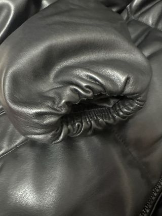 Cazadora efecto piel Bershka negra