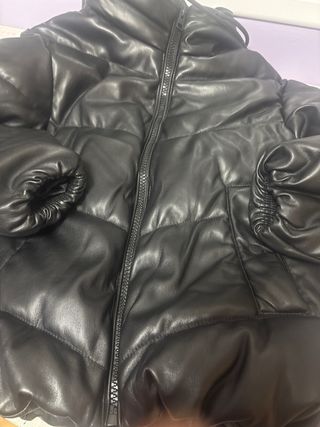 Cazadora efecto piel Bershka negra