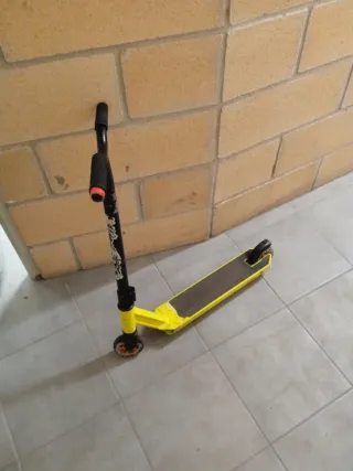 Patinete infantil amarillo