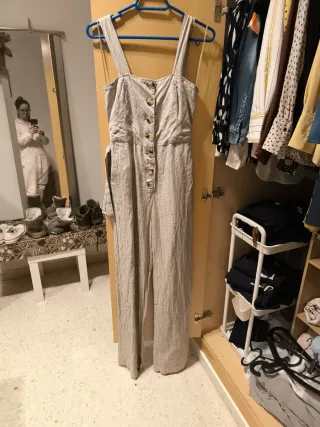 Mono beige con cinturón