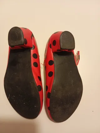 Zapatos flamenca niña rojos lunares negros.