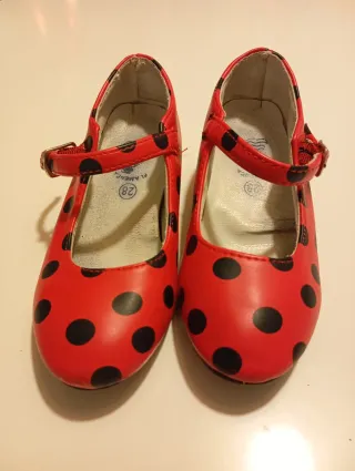 Zapatos flamenca niña rojos lunares negros.