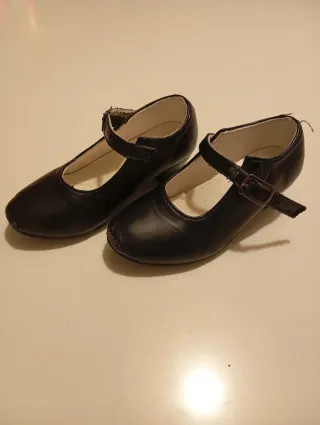 Zapatos flamenca niña rojos lunares negros.