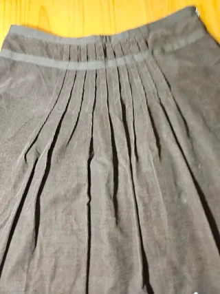 Falda midi marrón con bordado