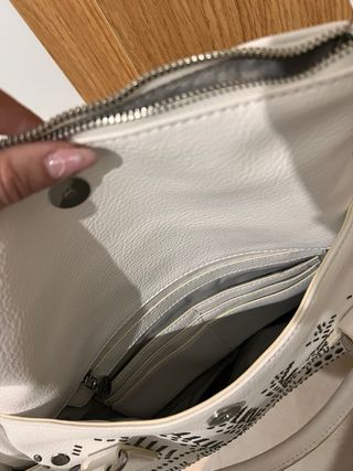 Bolso Desigual blanco con tachuelas