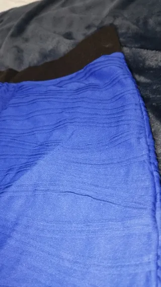 Falda azul cobalto con banda negra