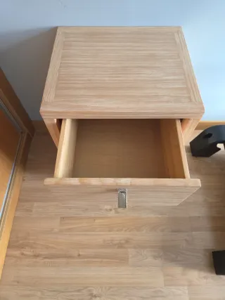 Escritorio y mesita de madera