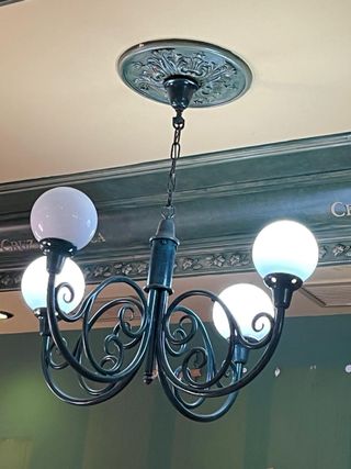 Lámpara de forja verde y dorada