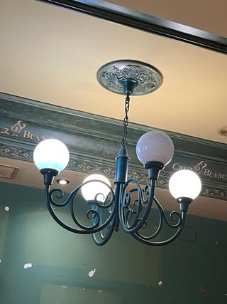 Lámpara de forja verde y dorada