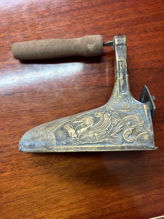 Plancha de carbón antigua decorada