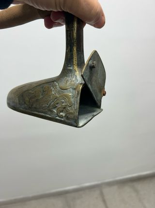 Plancha de carbón antigua decorada