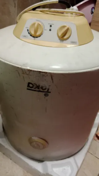 Calentador de agua beige y blanco