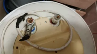 Calentador de agua beige y blanco