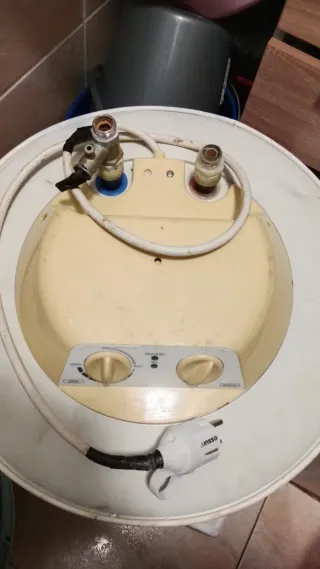 Calentador de agua beige y blanco