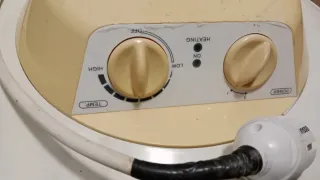 Calentador de agua beige y blanco