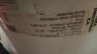 Calentador de agua beige y blanco