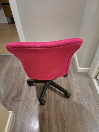 Silla de escritorio rosa y negra en muy buen estad