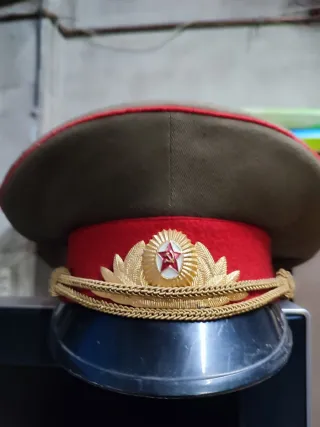 Gorra militar rusa con insignia