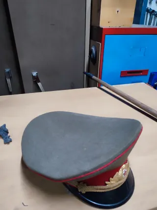 Gorra militar rusa con insignia