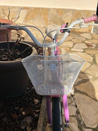 Bicicleta infantil morada con cesta