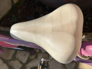 Bicicleta infantil morada con cesta