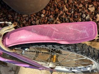 Bicicleta infantil morada con cesta