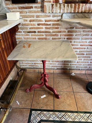 7 Mesas de forja y mármol roja y blanca