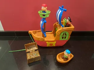 Barco pirata para bebés con accesorios