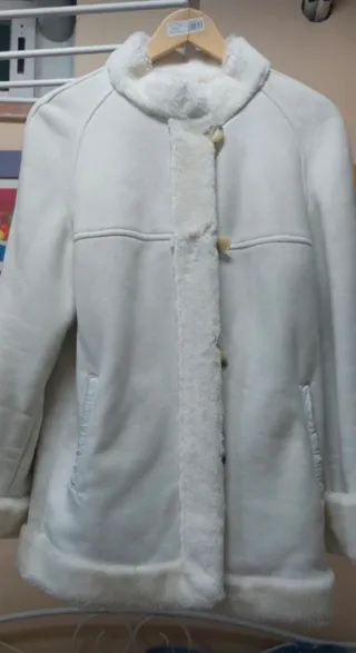 Abrigo blanco con ribete de pelo