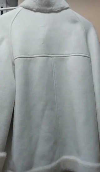 Abrigo blanco con ribete de pelo