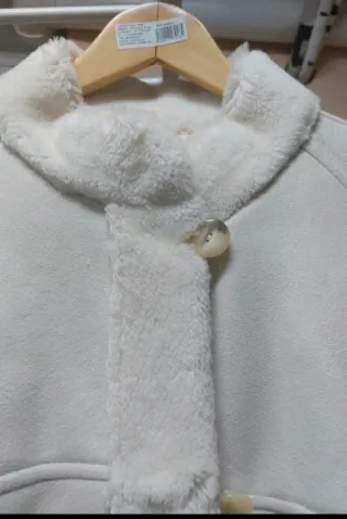 Abrigo blanco con ribete de pelo