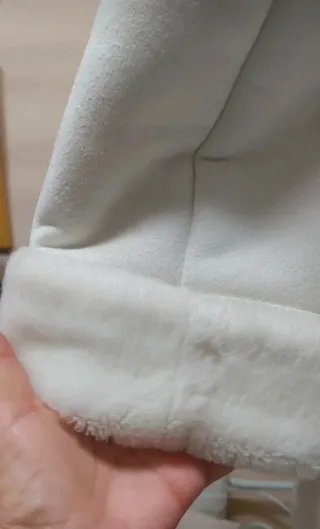 Abrigo blanco con ribete de pelo