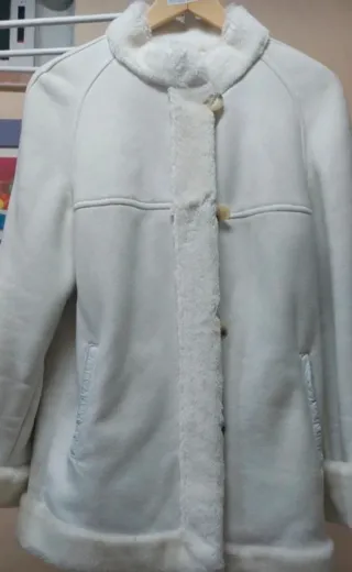 Abrigo blanco con ribete de pelo